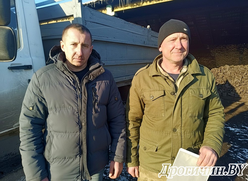 Директор филиала Дрогичинского райтопсбыта Павел Карцер и водитель Владимир Поплавский