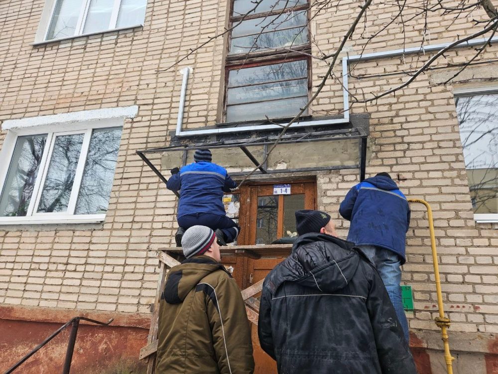 Установка новых козырьков в доме №14 на улице Мовчанского в Молодечно