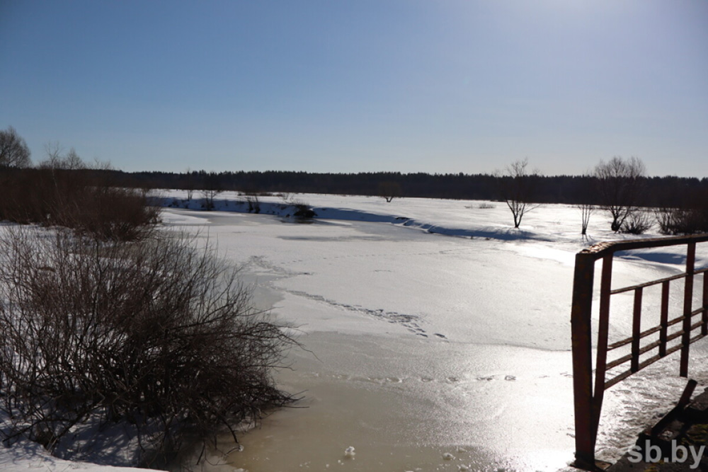 замерзшее озеро