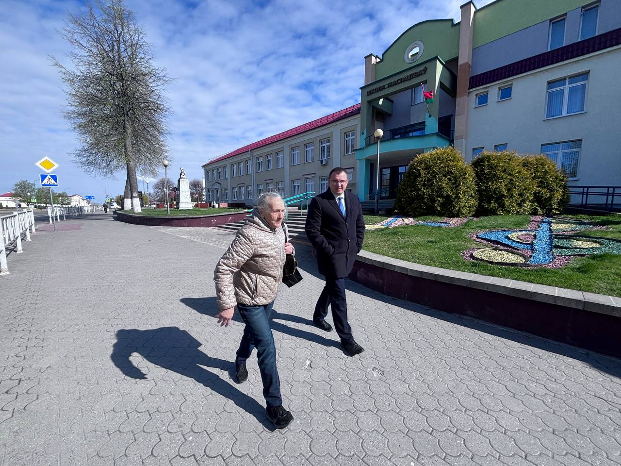 Председатель Свислочского райисполкома догоняет пожилую женщину во время своей пиар-прогулки. 