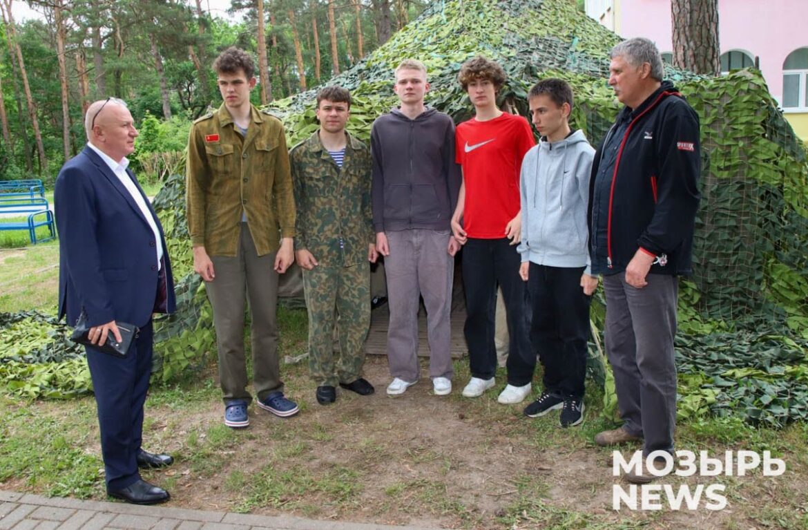 школьники возле военного намета
