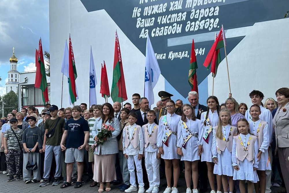 Учащиеся на открытии мурала «Партизаны Брестчины» на Партизанском проспекте.